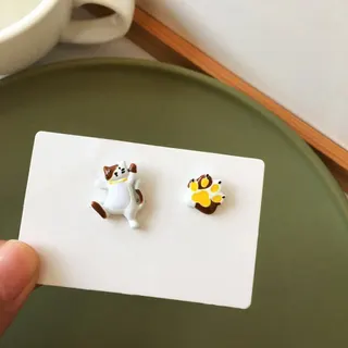 S925银针小猫咪毛总不对称耳钉 日系萌系卡通猫爪耳环 少女可爱风白色合金耳饰 约3-4.5cm