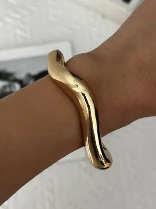 金色光面波浪开口手镯 轻奢镜面18K金电镀合金手链 女 宽版流线型 开口可调 直径约6cm