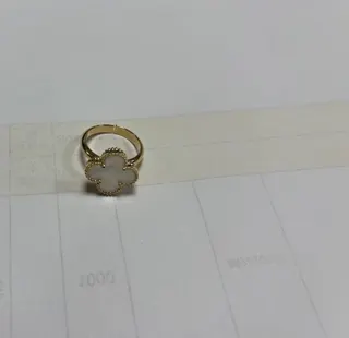 白色四叶草戒指女 轻奢贝母镶嵌 镀金珠边开口可调节 法式复古幸运指环
