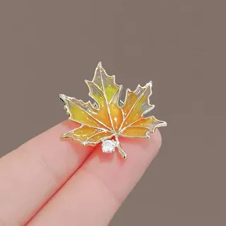 可爱珐琅彩绘枫叶小胸针