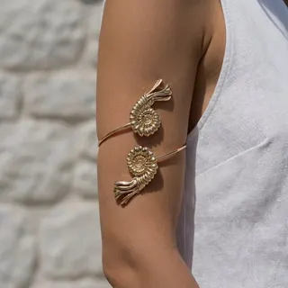 Sommerliche Muschel-Armreif, verstellbares offenes Armband, goldplattierte Legierung, französischer Vintage-Statement-Armreif für Damen