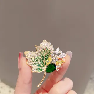 镂空水晶枫叶胸针