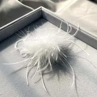 白色鸵鸟羽毛胸针