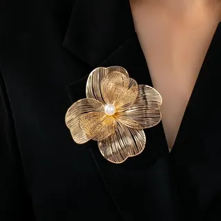 仿珍珠花朵胸针