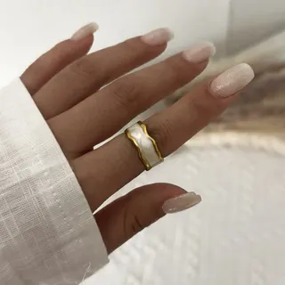Französischer Vintage-Blumenring aus Emaille, breiter Ring, Edelstahl mit 18K-Goldkette, durchbrochenes Design, weißer breiter Fingerring, hypoallergen, farbecht, leichter Luxus, vielseitig kombinierbar, layered tragbar, Damenring, 1,8 cm