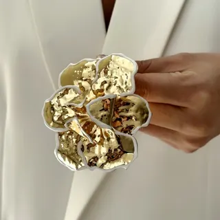 白边金属风花朵手镯